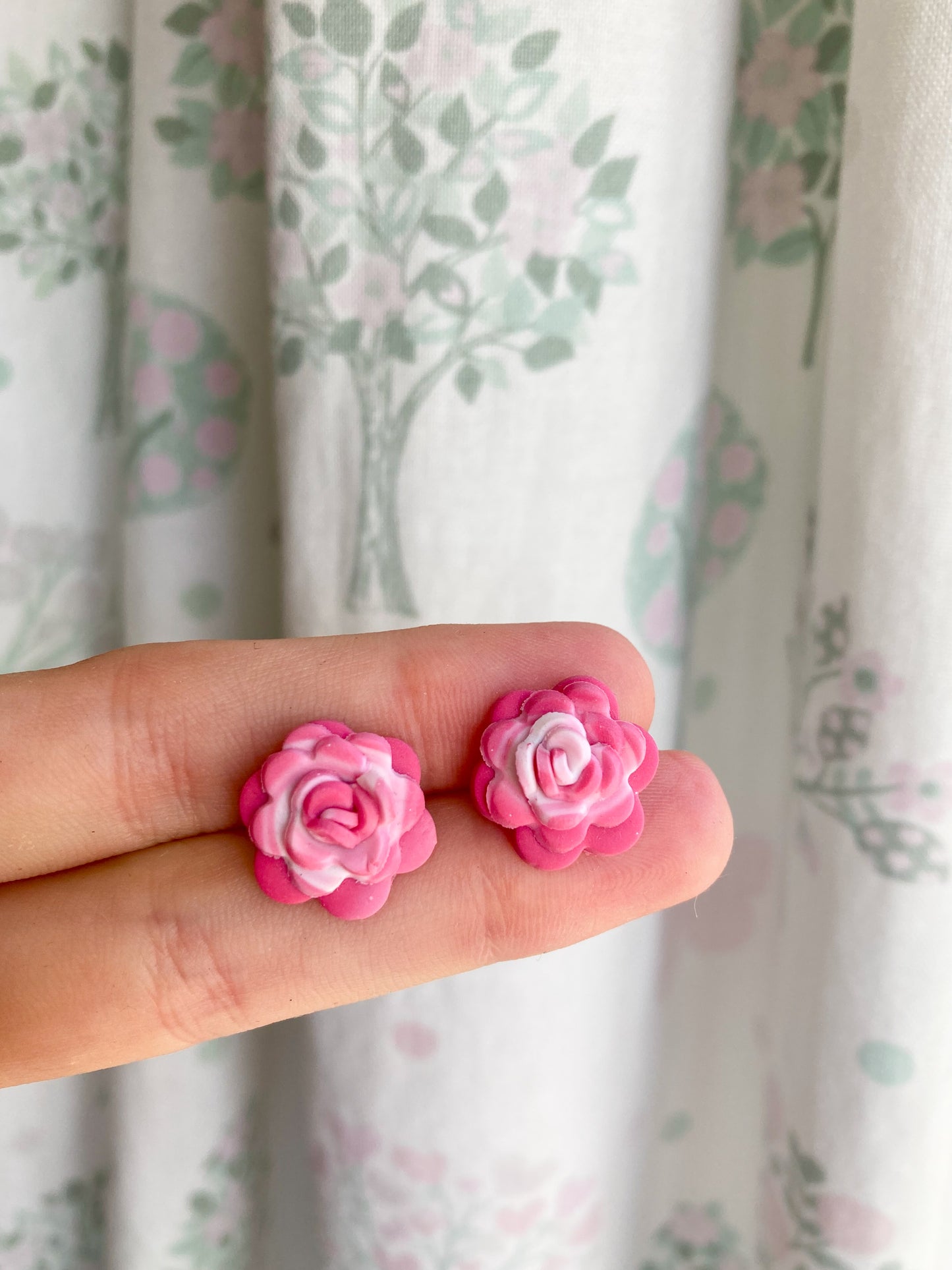 Milkshake Rose studs